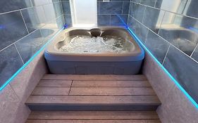 Edward Place Luxury Hot Tub Apartments
